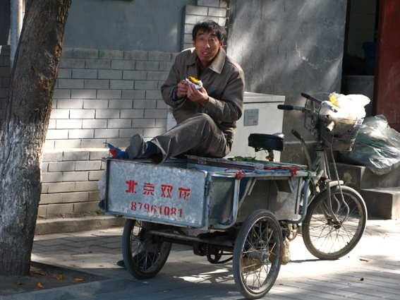 peddler-eating-mango-in-harbin.jpg