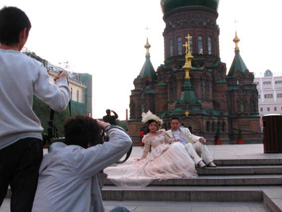 wedding-pose-before-the-cathedral.jpg